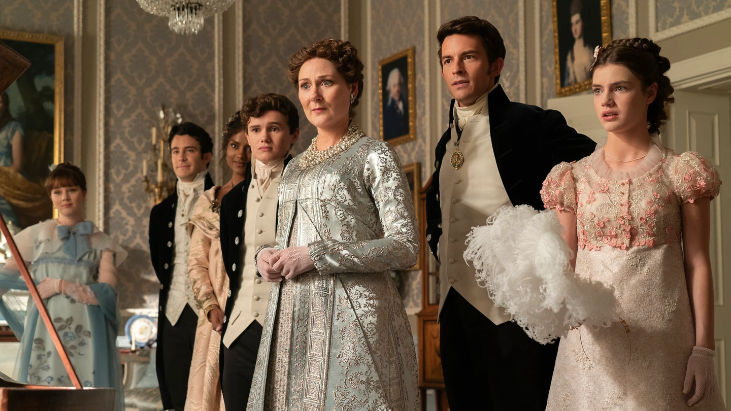 En esta imagen de la familia Bridgerton casi al completo volvemos a ver a la pareja estrella de la temporada pasada: Anthony y Kate. En esta imagen de la familia Bridgerton casi al completo volvemos a ver a la pareja estrella de la temporada pasada: Anthony y Kate.