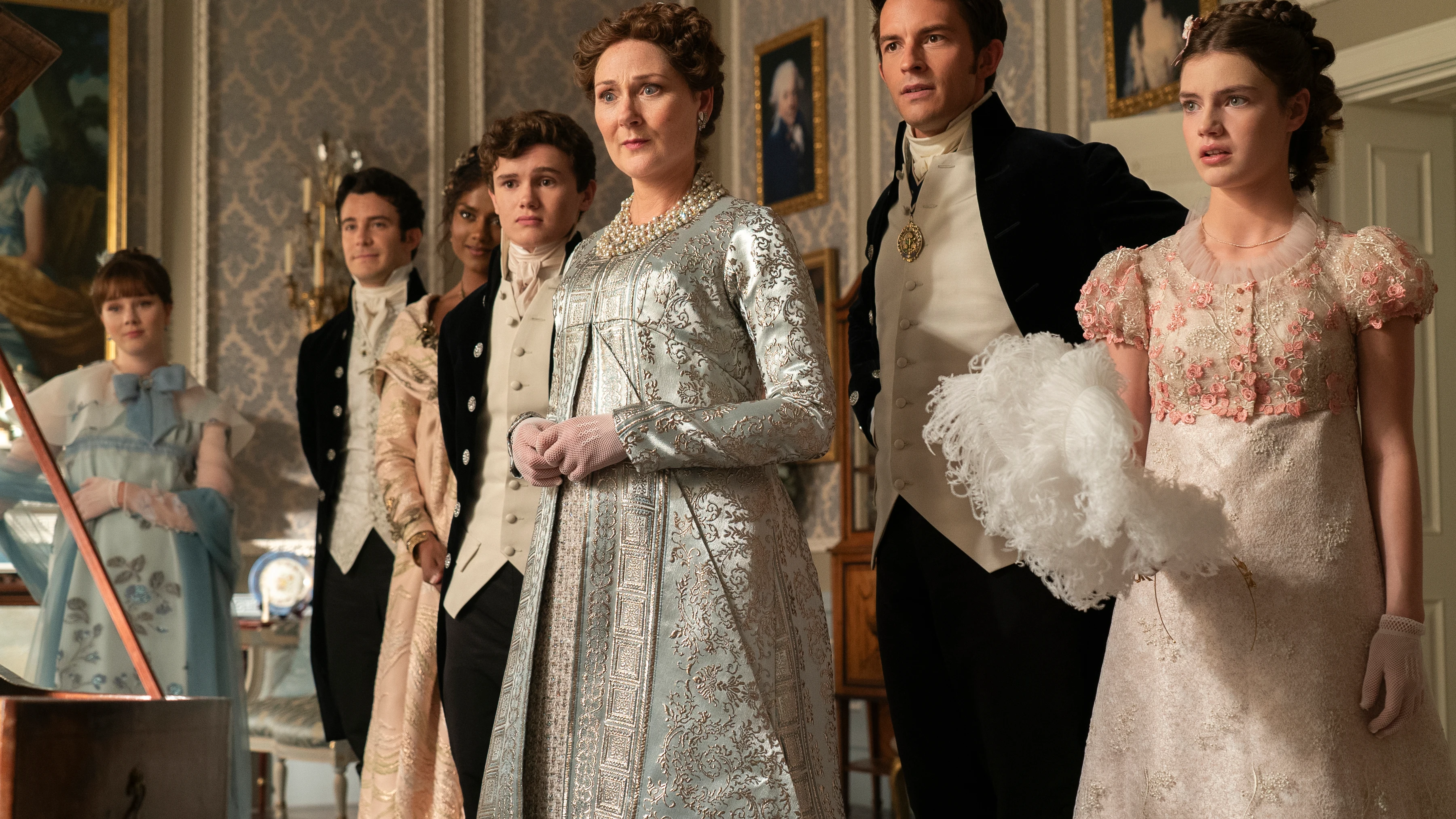En esta imagen de la familia Bridgerton casi al completo volvemos a ver a la pareja estrella de la temporada pasada: Anthony y Kate.