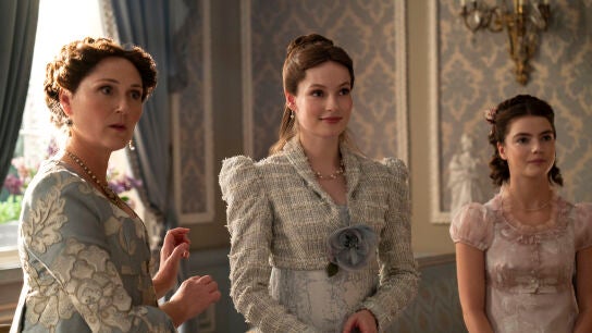 En el centro Francesca Bridgerton (Hannah Dodd) junto a su madre Violet (Ruth Gemmell) y su hermana pequeña Hyacinth (Florence Hunt).