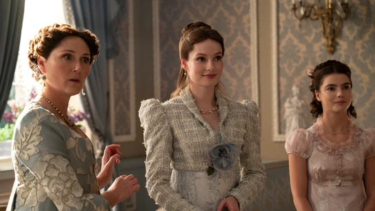 En el centro Francesca Bridgerton (Hannah Dodd) junto a su madre Violet (Ruth Gemmell) y su hermana pequeña Hyacinth (Florence Hunt). En el centro Francesca Bridgerton (Hannah Dodd) junto a su madre Violet (Ruth Gemmell) y su hermana pequeña Hyacinth (Florence Hunt).