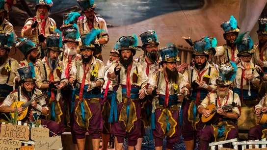 Imagen de archivo del coro 'Los Martínez' durante su actuación en el teatro Falla en la Gran Final del COAC 2023.  Imagen de archivo del coro 'Los Martínez' durante su actuación en el teatro Falla en la Gran Final del COAC 2023.