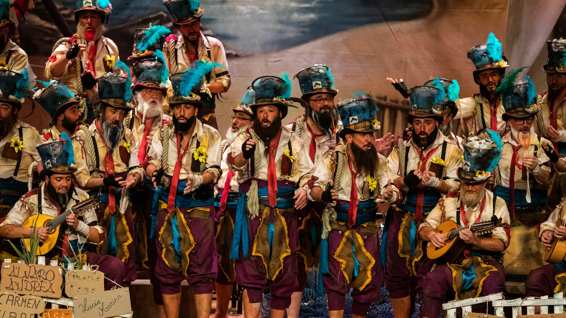 Imagen de archivo del coro &#39;Los Martínez&#39; durante su actuación en el teatro Falla en la Gran Final del COAC 2023. 