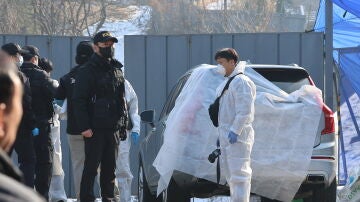 Policías y peritos forenses examinan un automóvil en el que fue hallado sin vida el cuerpo del actor surcoreno Lee Sun-kyun.