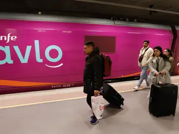 Un viajero sale del tren de Avlo en la Estación de Murcia El Carmen, a 10 de diciembre de 2023.