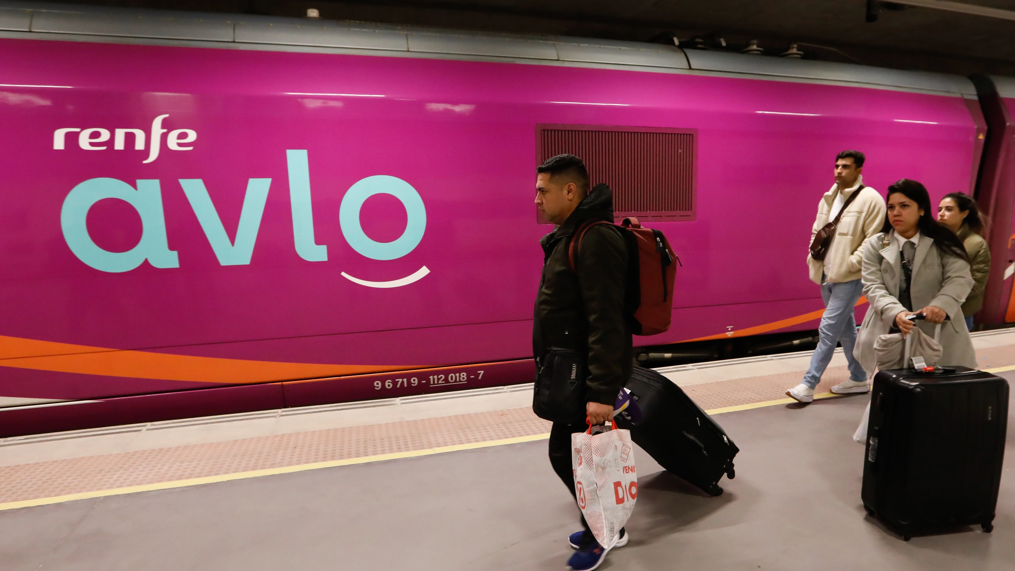 Un viajero sale del tren de Avlo en la Estación de Murcia El Carmen, a 10 de diciembre de 2023.