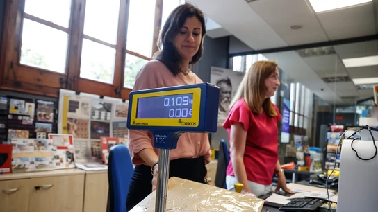 Una trabajadora pesa un paquete para enviar, en una oficina de Correos, a 23 de octubre de 2023, en Valencia. Una trabajadora pesa un paquete para enviar, en una oficina de Correos, a 23 de octubre de 2023, en Valencia.
