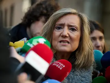 La alcaldesa de Pamplona, Cristina Ibarrola, atiende a los medios de comunicación