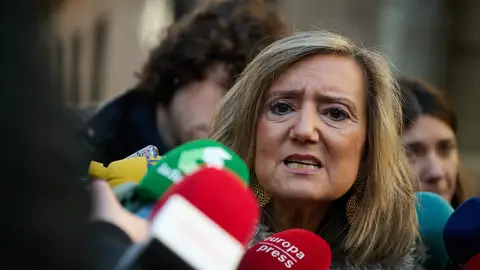 La alcaldesa de Pamplona, Cristina Ibarrola, atiende a los medios de comunicación