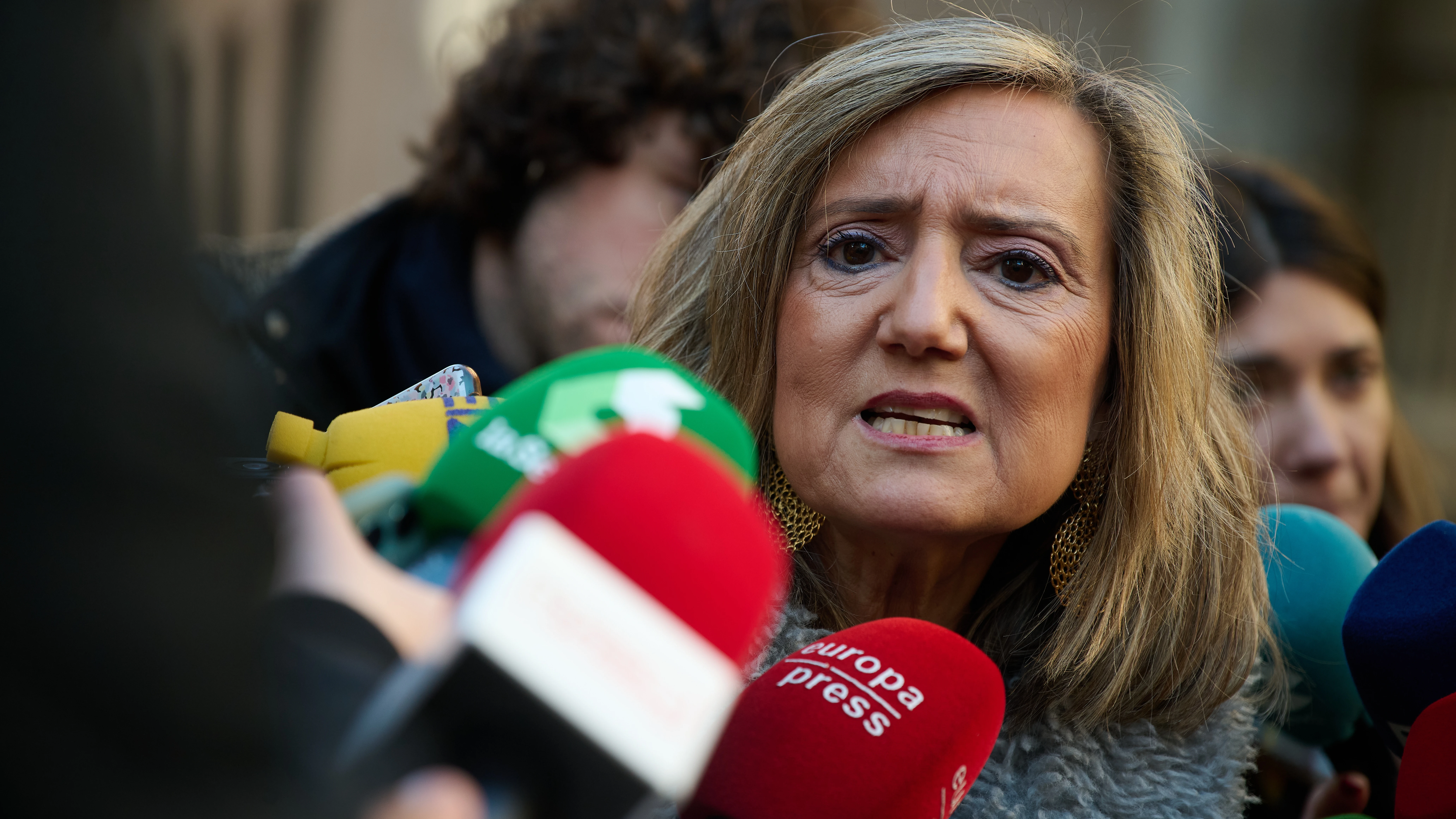 La alcaldesa de Pamplona, Cristina Ibarrola, atiende a los medios de comunicación