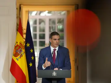 El presidente del Gobierno, Pedro Sánchez, hace declaraciones tras la reunión del Consejo de Ministros este miércoles en el palacio de la Moncloa en Madrid.