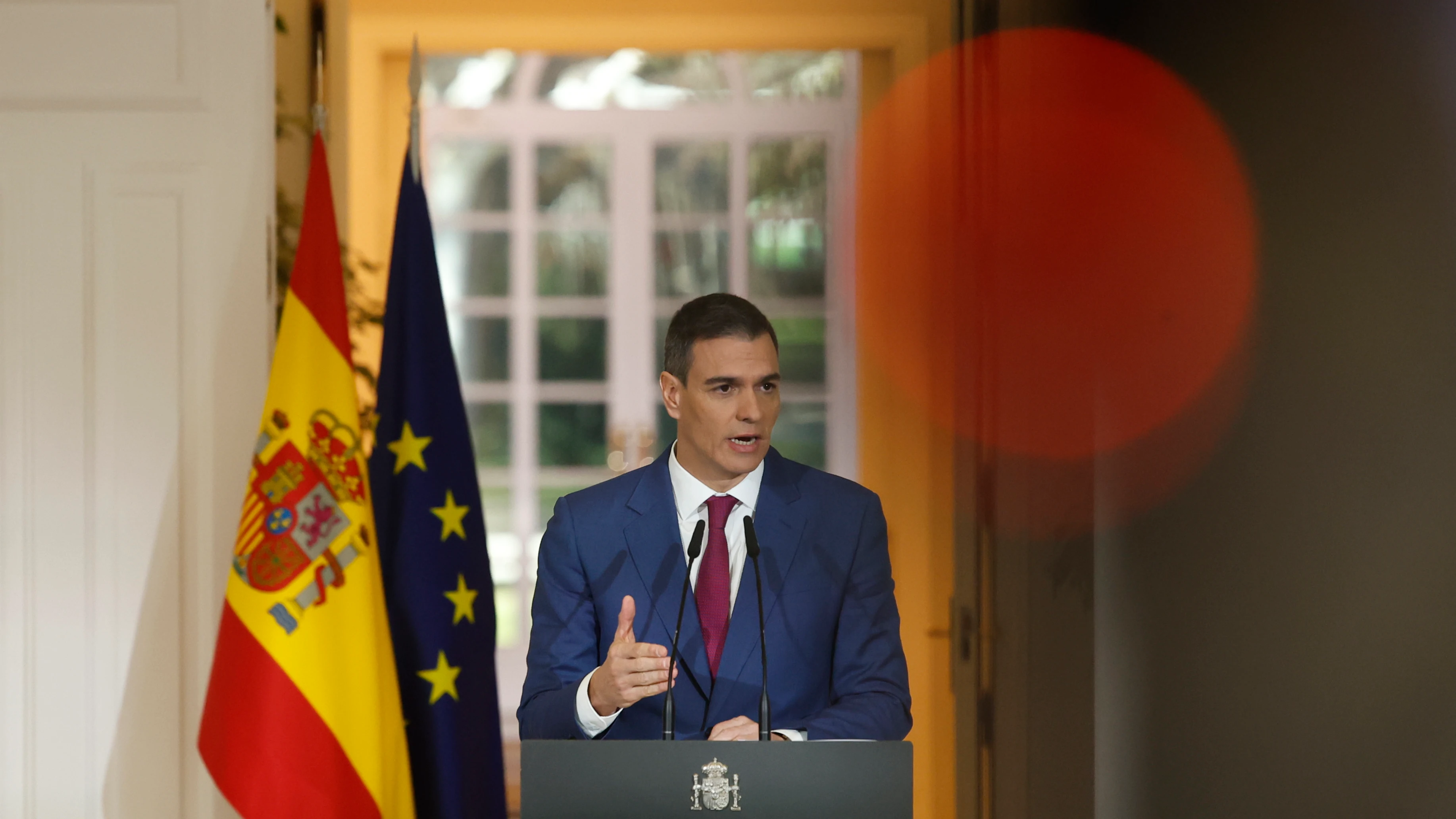 El presidente del Gobierno, Pedro Sánchez, hace declaraciones tras la reunión del Consejo de Ministros este miércoles en el palacio de la Moncloa en Madrid.