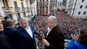 Joseba Asiron sale a celebrar al Ayuntamiento de Pamplona el haber recuperado la Alcaldía de Pamplona