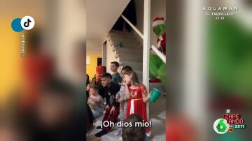 La impactante reacción de unos niños cuando aparece por sorpresa el 'Grinch' en su fiesta de Navidad