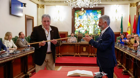 El diputado de EH Bildu, Joseba Asiron (i) con el bastón de mando tras proclamarse alcalde de Pamplona El diputado de EH Bildu, Joseba Asiron (i) con el bastón de mando tras proclamarse alcalde de Pamplona