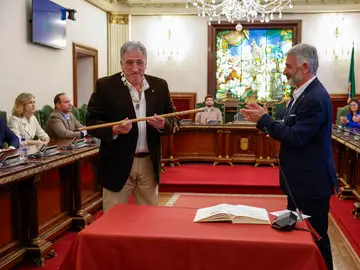 El diputado de EH Bildu, Joseba Asiron (i) con el bastón de mando tras proclamarse alcalde de Pamplona 