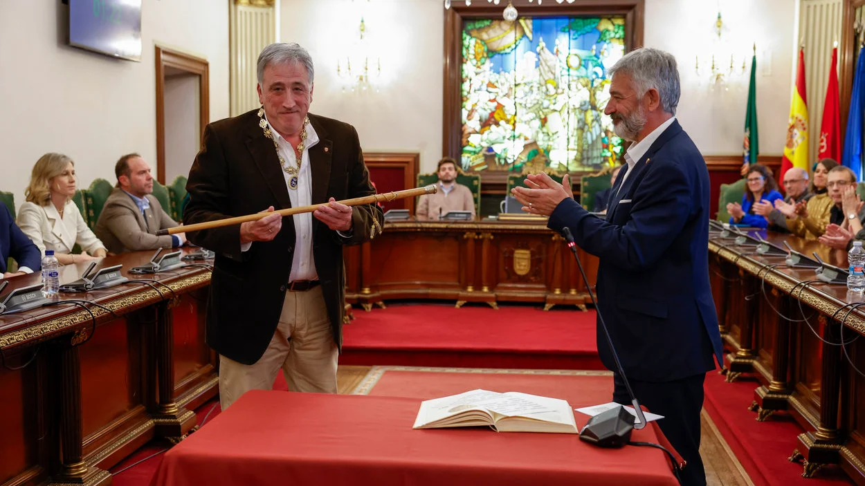 El diputado de EH Bildu, Joseba Asiron (i) con el bastón de mando tras proclamarse alcalde de Pamplona 