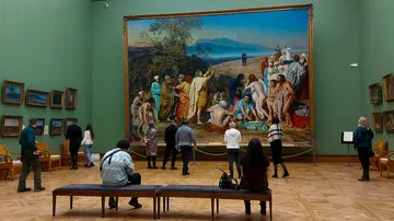 Varias personas observan los cuadros de la Galería Tretiakov este jueves en Moscú, Rusia.