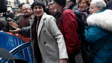La diputada de EH Bildu, Laura Aznal Sagasti, llegan al Ayuntamiento de Pamplona para la moción contra Ibarrola