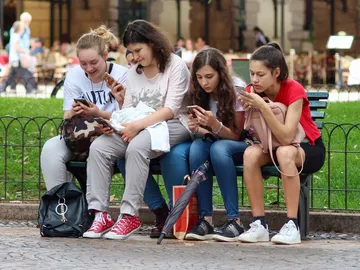 Adolescentes con teléfono móvil Adolescentes con teléfono móvil