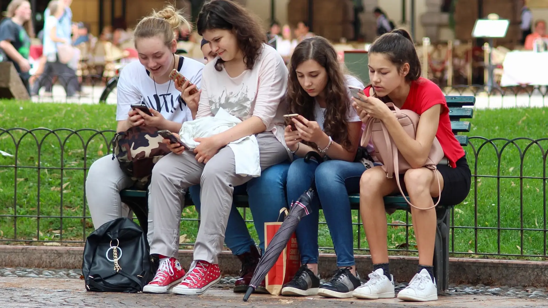 Adolescentes con teléfono móvil
