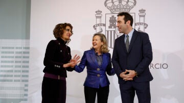 Nadia Calviño, María Jesús Montero y el nuevo ministro de Economía, Comercio y Empresa, Carlos Cuerpo.