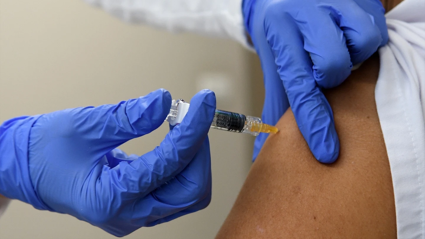 Una persona vacunándose Una persona vacunándose de la gripe
