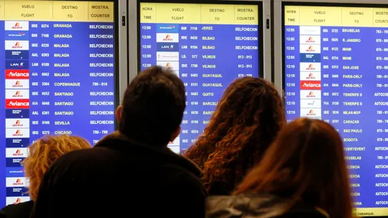 Imagen de archivo de varios viajeros consultando un panel informativo con el estado de vuelos en el aeropuerto Adolfo Suárez-Madrid Barajas. Imagen de archivo de varios viajeros consultando un panel informativo con el estado de vuelos en el aeropuerto Adolfo Suárez-Madrid Barajas.