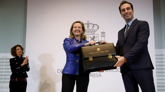 El nuevo ministro de Economía, Carlos Cuerpo, recibe la cartera de manos de su antecesora en el cargo, Nadia Calviño El nuevo ministro de Economía, Carlos Cuerpo, recibe la cartera de manos de su antecesora en el cargo, Nadia Calviño