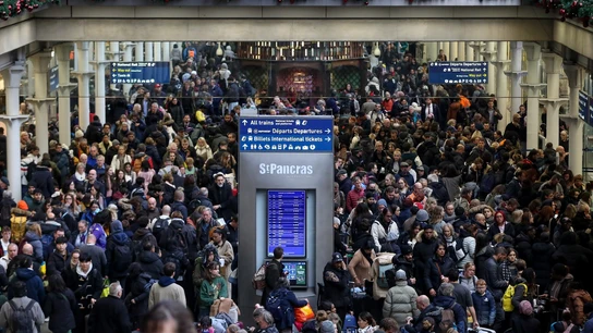 Miles de pasajeros protagonizan escenas de caos en la estación londinense de St. Pancras, de donde salen y adonde llegan los trenes de Eurostar. Miles de pasajeros protagonizan escenas de caos en la estación londinense de St. Pancras, de donde salen y adonde llegan los trenes de Eurostar.