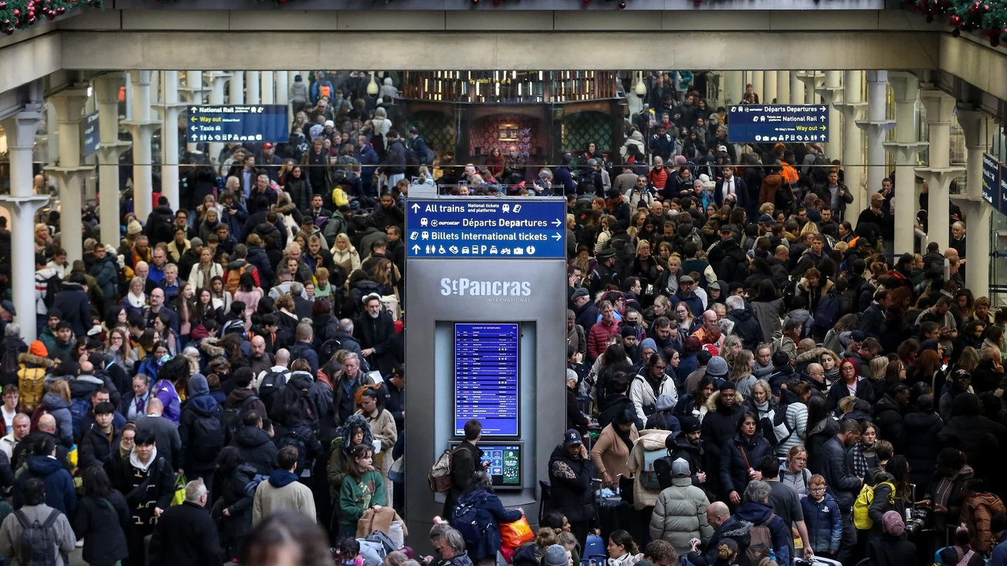 Miles de pasajeros protagonizan escenas de caos en la estación londinense de St. Pancras, de donde salen y adonde llegan los trenes de Eurostar. Miles de pasajeros protagonizan escenas de caos en la estación londinense de St. Pancras, de donde salen y adonde llegan los trenes de Eurostar.