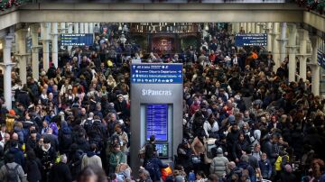 Miles de pasajeros protagonizan escenas de caos en la estación londinense de St. Pancras, de donde salen y adonde llegan los trenes de Eurostar.