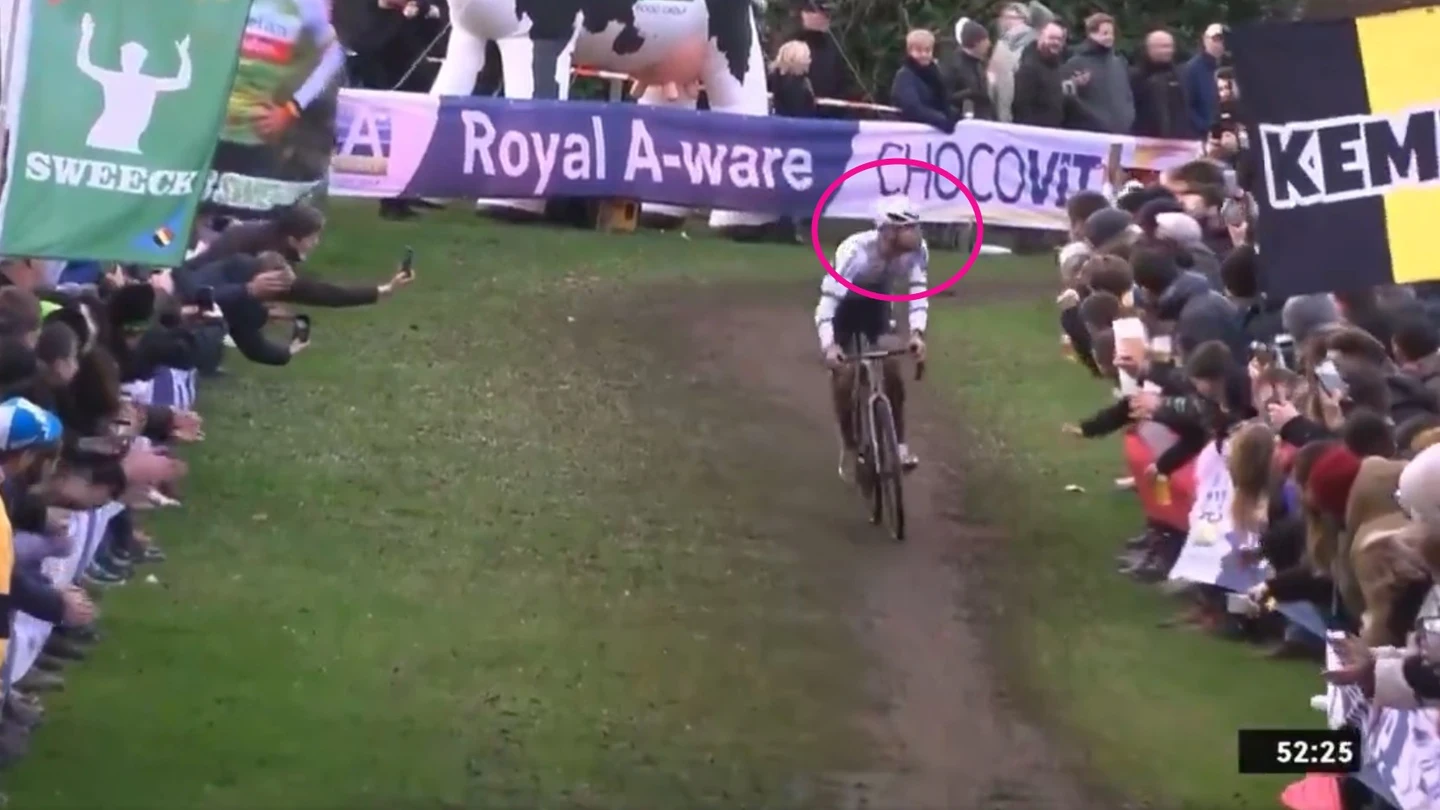 Van der Poel escupe a unos aficionados Van der Poel escupe a unos aficionados