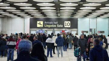 Varios viajeros en el Aeropuerto Adolfo Suárez-Madrid Barajas, a 10 de diciembre de 2023, en Madrid (España).