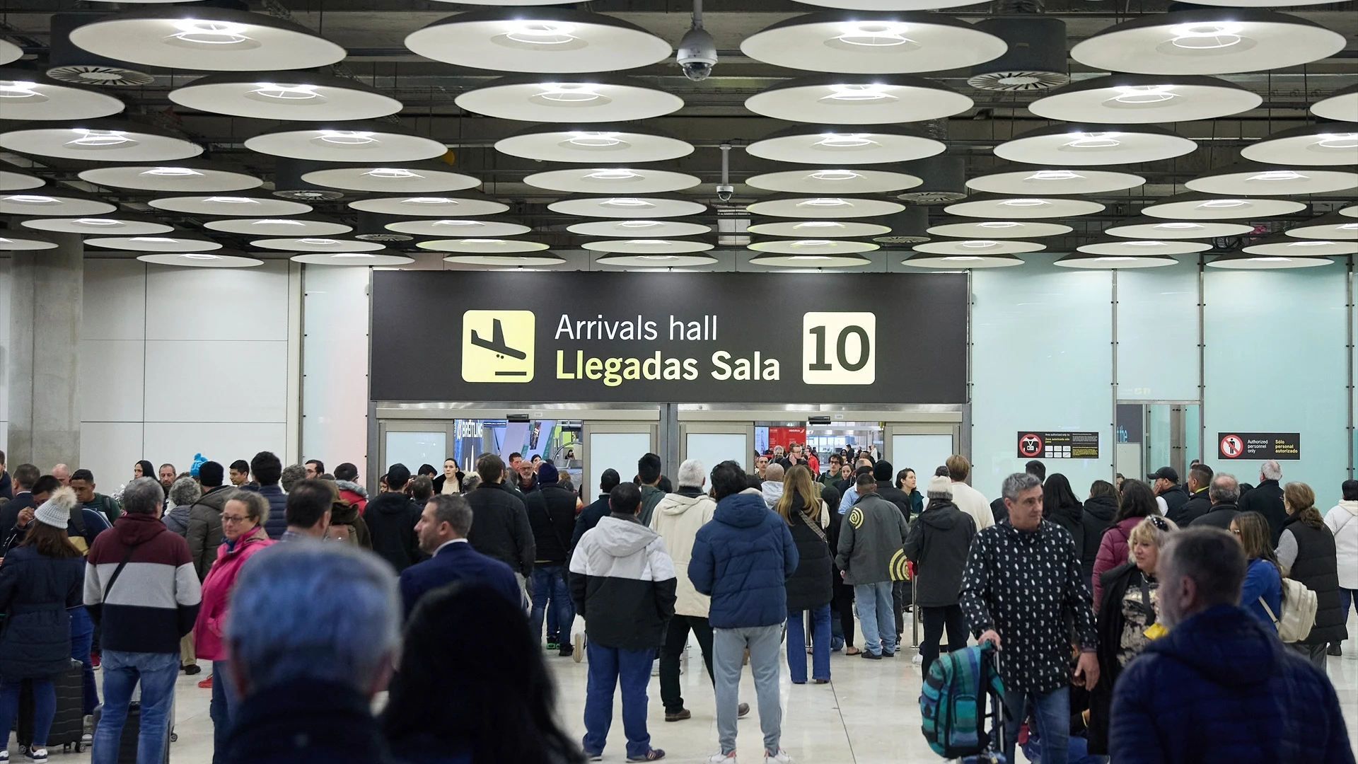 Varios viajeros en el Aeropuerto Adolfo Suárez-Madrid Barajas, a 10 de diciembre de 2023, en Madrid (España).