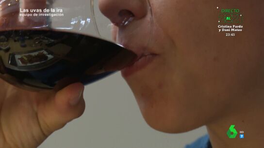 Una mujer, bebiendo una copa de vino