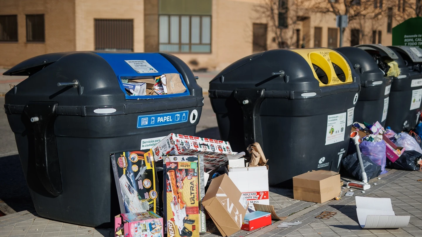 Contenedores de papel y cartón repletos de envoltorios de regalos, a 25 de diciembre de 2023. Contenedores de papel y cartón repletos de envoltorios de regalos, a 25 de diciembre de 2023.