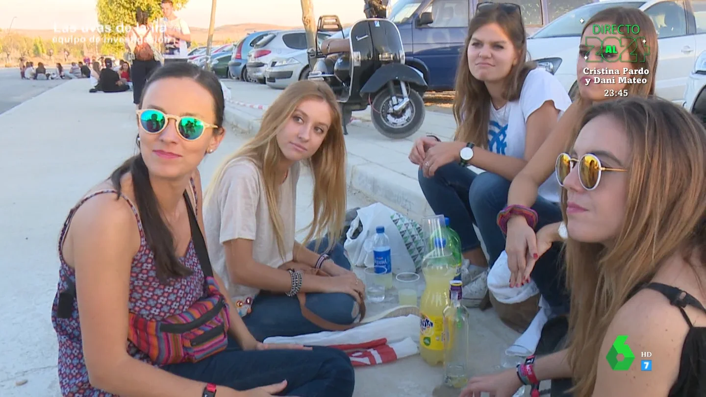 Varias jóvenes realizando un botellón Varias jóvenes realizando un botellón