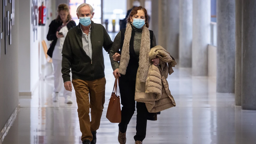 Dos personas con mascarillas