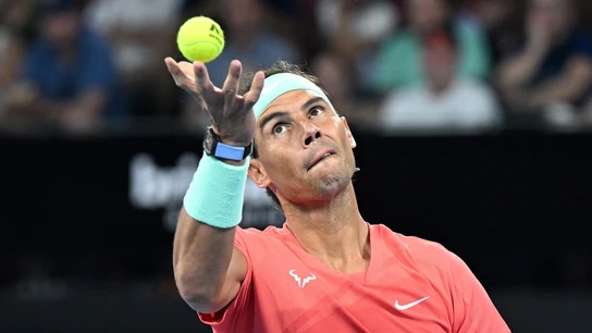 Rafa Nadal realiza un saque en un partido de tenis Rafa Nadal realiza un saque en un partido de tenis