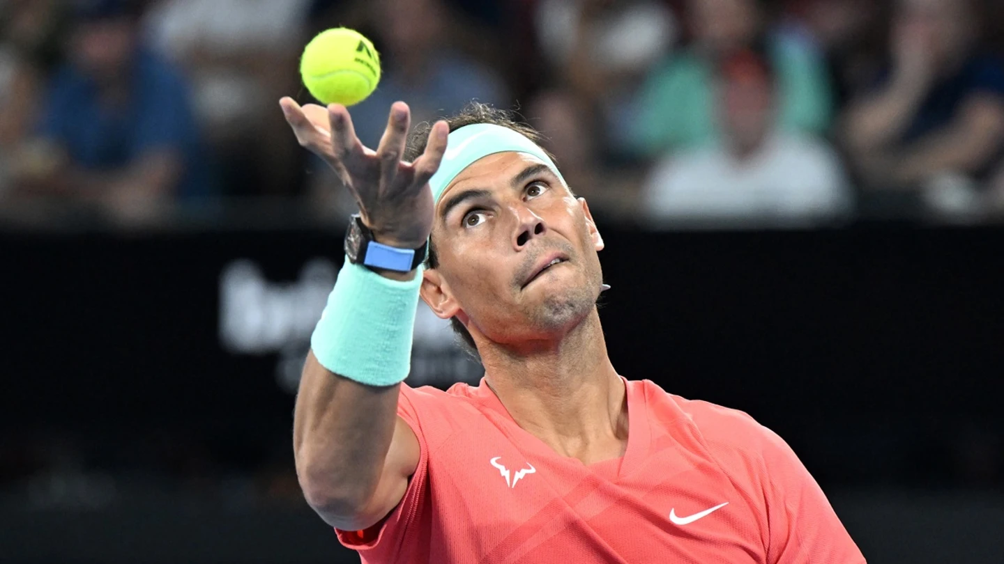 Rafa Nadal realiza un saque en un partido de tenis Rafa Nadal realiza un saque en un partido de tenis