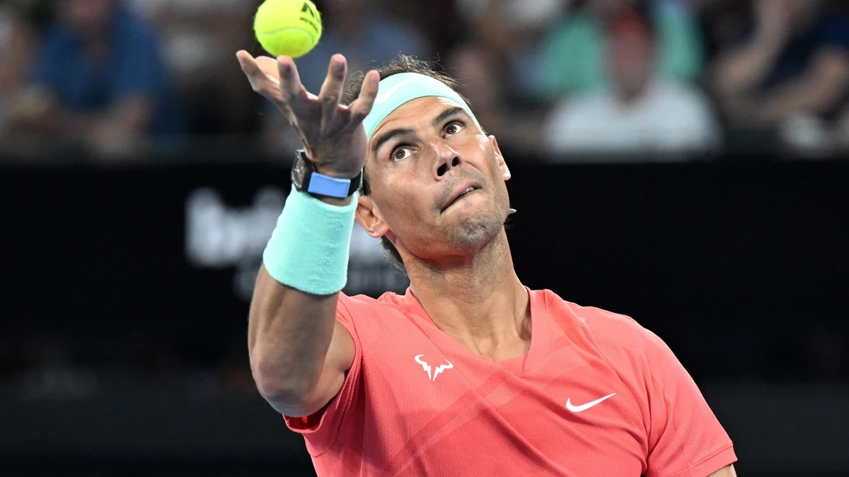 Rafa Nadal realiza un saque en un partido de tenis Rafa Nadal realiza un saque en un partido de tenis