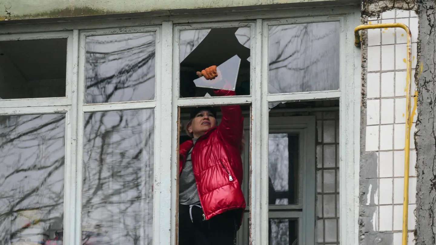 Una mujer retira cristales de una ventana tras un ataque con drones por parte del ejército ruso en Odesa (Ucrania) Una mujer retira cristales de una ventana tras un ataque con drones por parte del ejército ruso en Odesa (Ucrania)