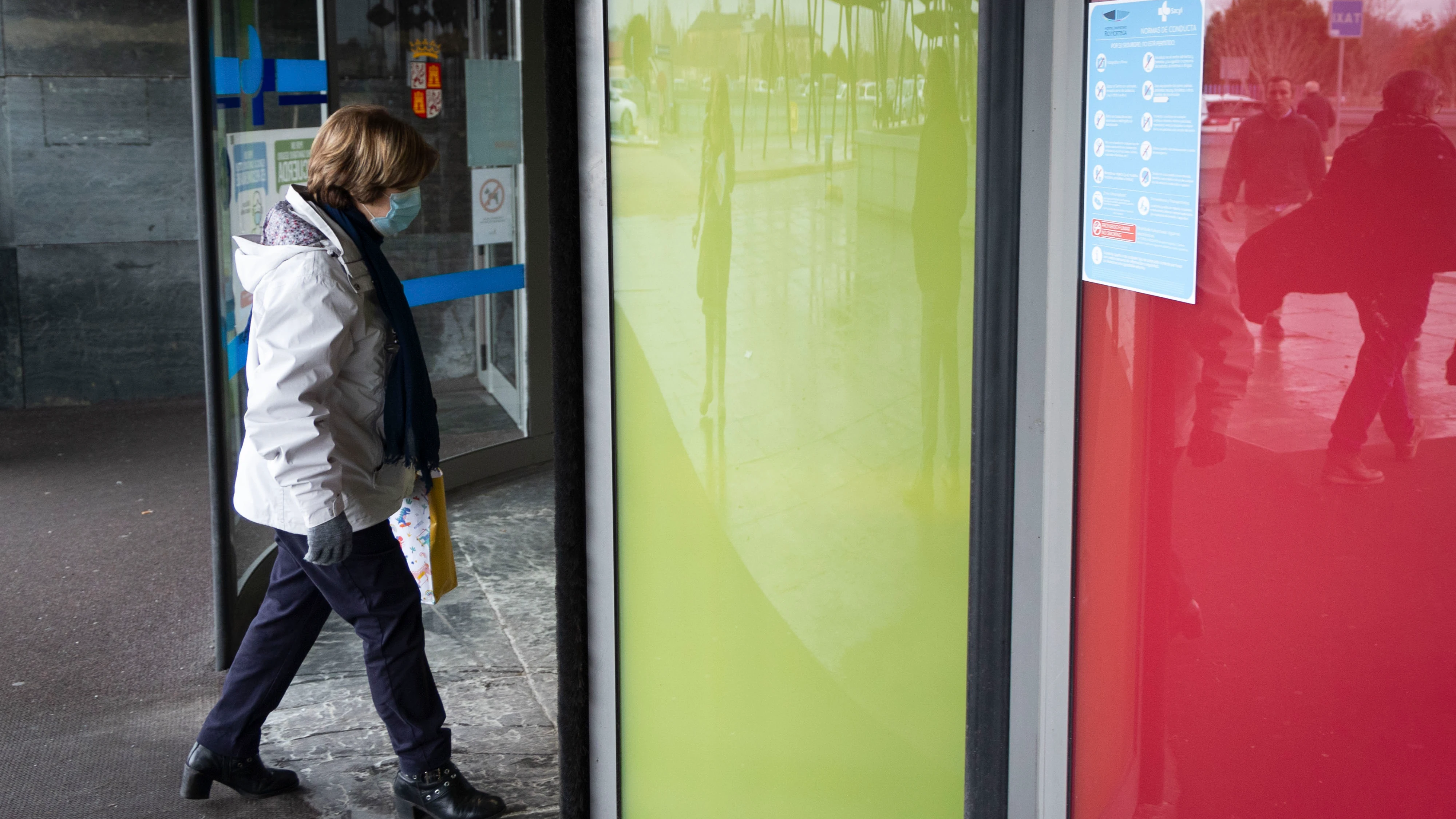 Una mujer entra en un centro sanitario