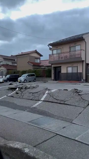 Superficie de un estacionamiento agrietada por un terremoto, en el Pueblo de Uchinada Superficie de un estacionamiento agrietada por un terremoto, en el Pueblo de Uchinada