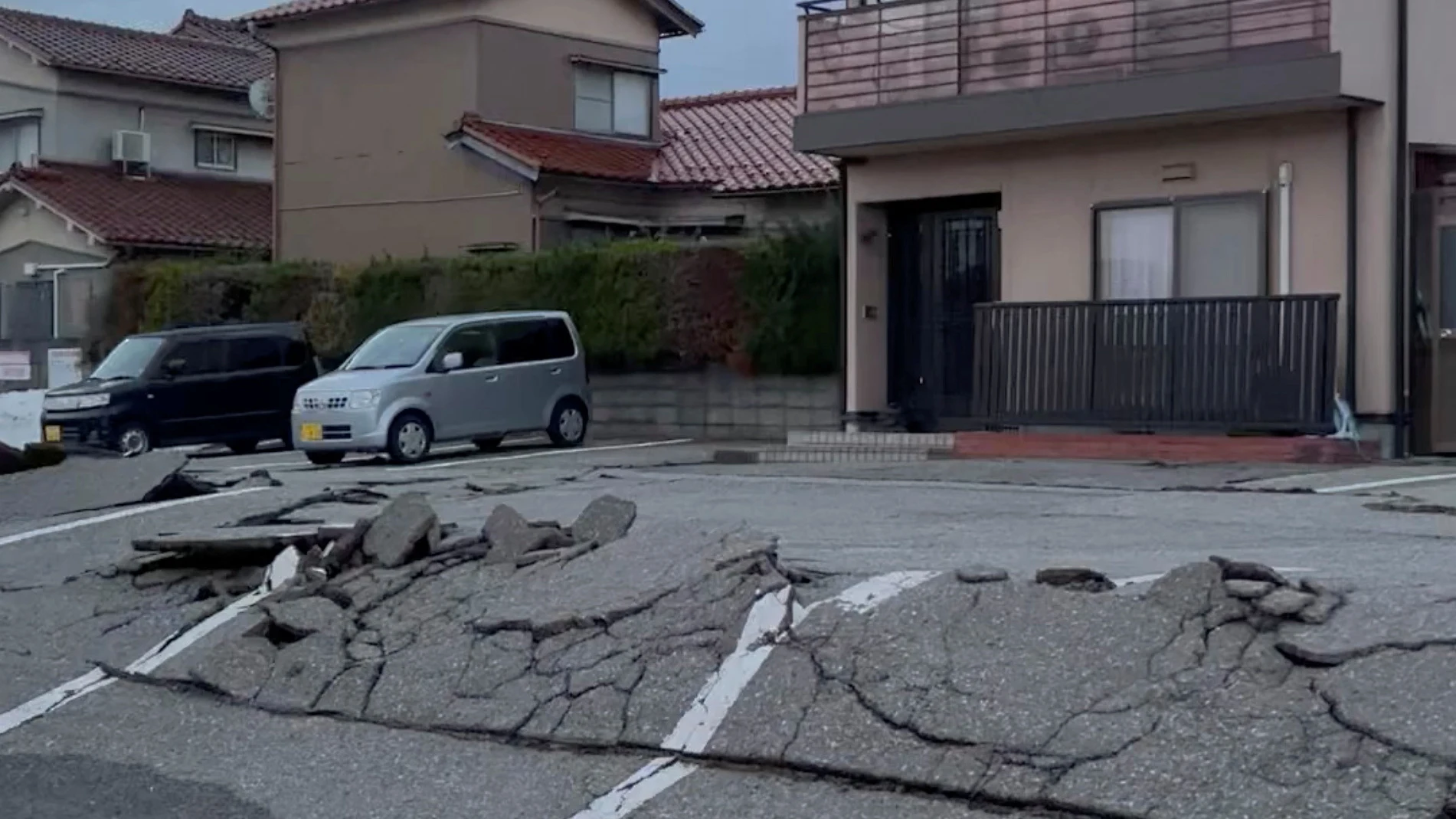 Superficie de un estacionamiento agrietada por un terremoto, en el Pueblo de Uchinada