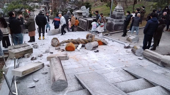 La puerta torii colapsada causada por el terremoto en el Santuario Onohiyoshi en Kanazawa, Japón. La puerta torii colapsada causada por el terremoto en el Santuario Onohiyoshi en Kanazawa, Japón.
