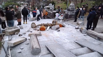 La puerta torii colapsada causada por el terremoto en el Santuario Onohiyoshi en Kanazawa, Japón.