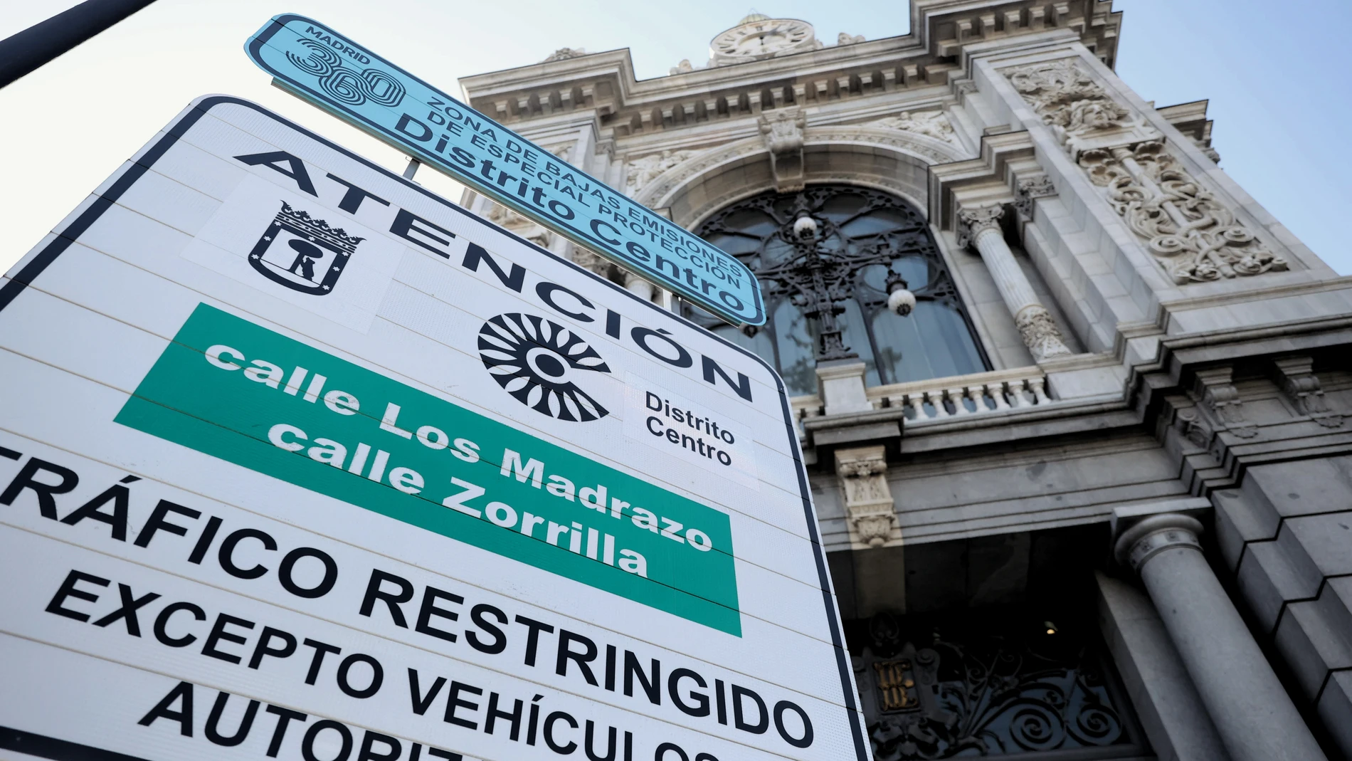 Una señal de tráfico informa sobre la entrada en vigor de la Zona de Bajas Emisiones (ZBE) de Madrid.