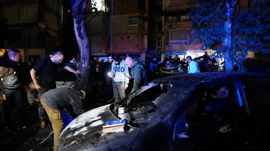 Personas inspeccionando partes de cuerpos tras una explosión masiva en el suburbio sur de Beirut, Líbano Personas inspeccionando partes de cuerpos tras una explosión masiva en el suburbio sur de Beirut, Líbano
