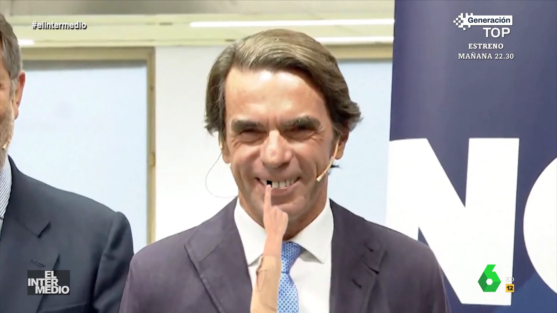 Vídeos Manipulados - Aznar sorprende tocando 'Amigo Félix', usando sus dientes como un piano